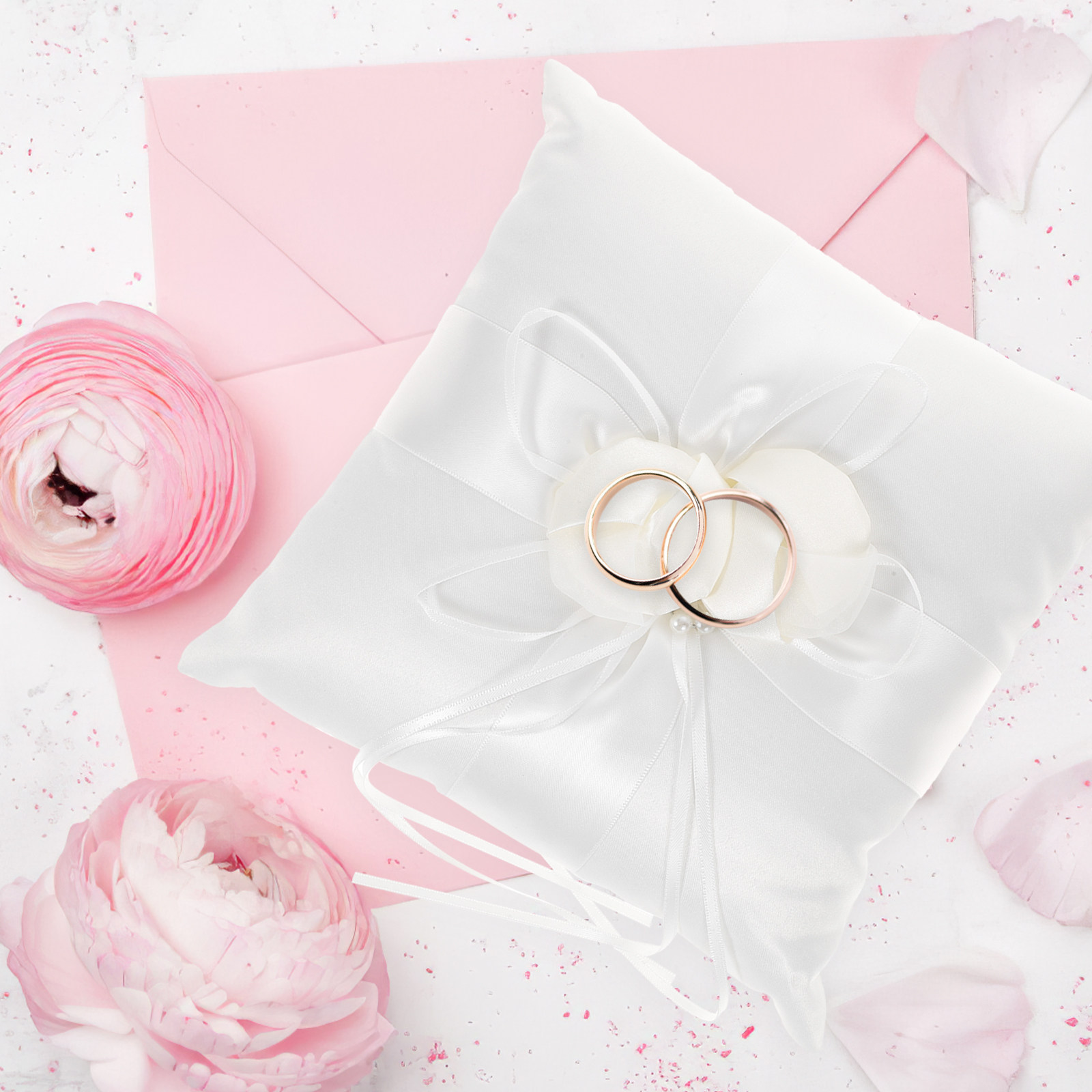 Элегантная белая атласная поду – обзор и цена Ring Bearer Pillow